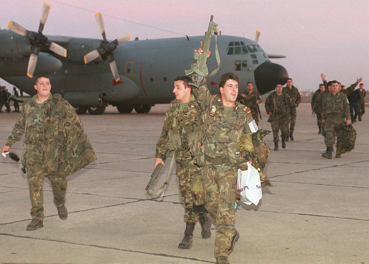 14.02.00 Los soldados del Escalón Avanzado de Apoyo Logístico XIV llegan al aeropuerto de Villanubla tras cumplir una misión humanitaria de cuatro meses en Bosnia.