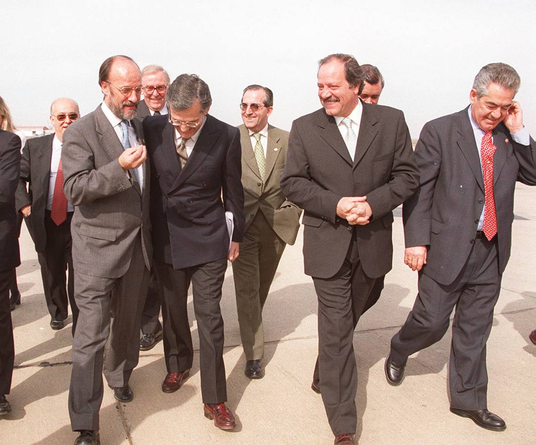 21.02.00 El ministro de Fomento, Rafael Arias Salgado (2i) junto al alcalde de Valladolid, Javier Léon de la Riva (i),el delegado del Gobierno, Isaías García Monge (2d) y Francisco Jambrina (i) en la inauguración de la nueva terminal del aeropuerto.