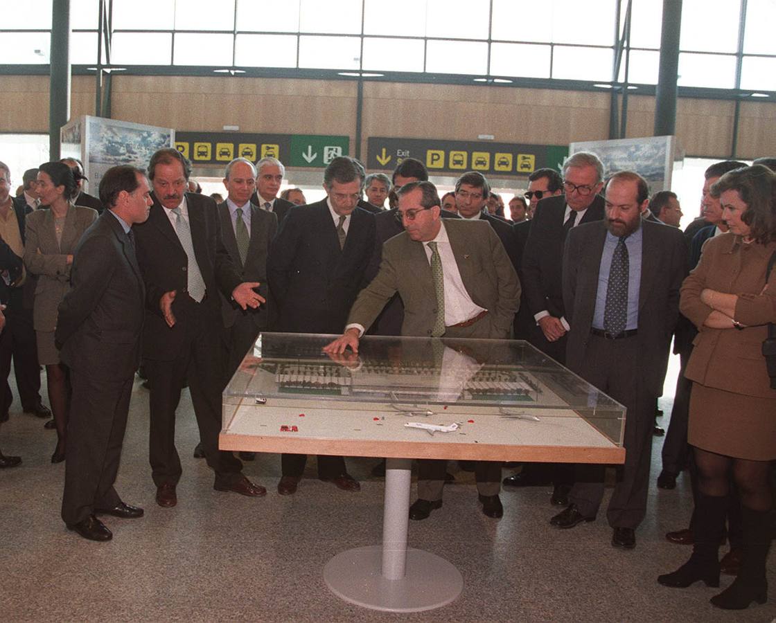 21.02.00 El director general de Aena, Francisco Cal, muestra al ministro de Fomento, Rafael Arias Salgado, la maqueta de remodelación de Villanubla.