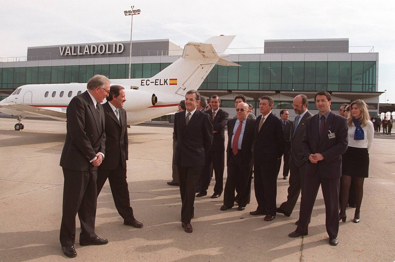 21.02.00 El ministro de Fomento, Rafael Arias Salgado (c), el delegado del Gobierno en Castilla y León, Isaías García Monge (2i) y el consejero de Fomento de la Junta, José Luis González Vallvé (i), posan delante de la nueva terminal del aeropuerto.