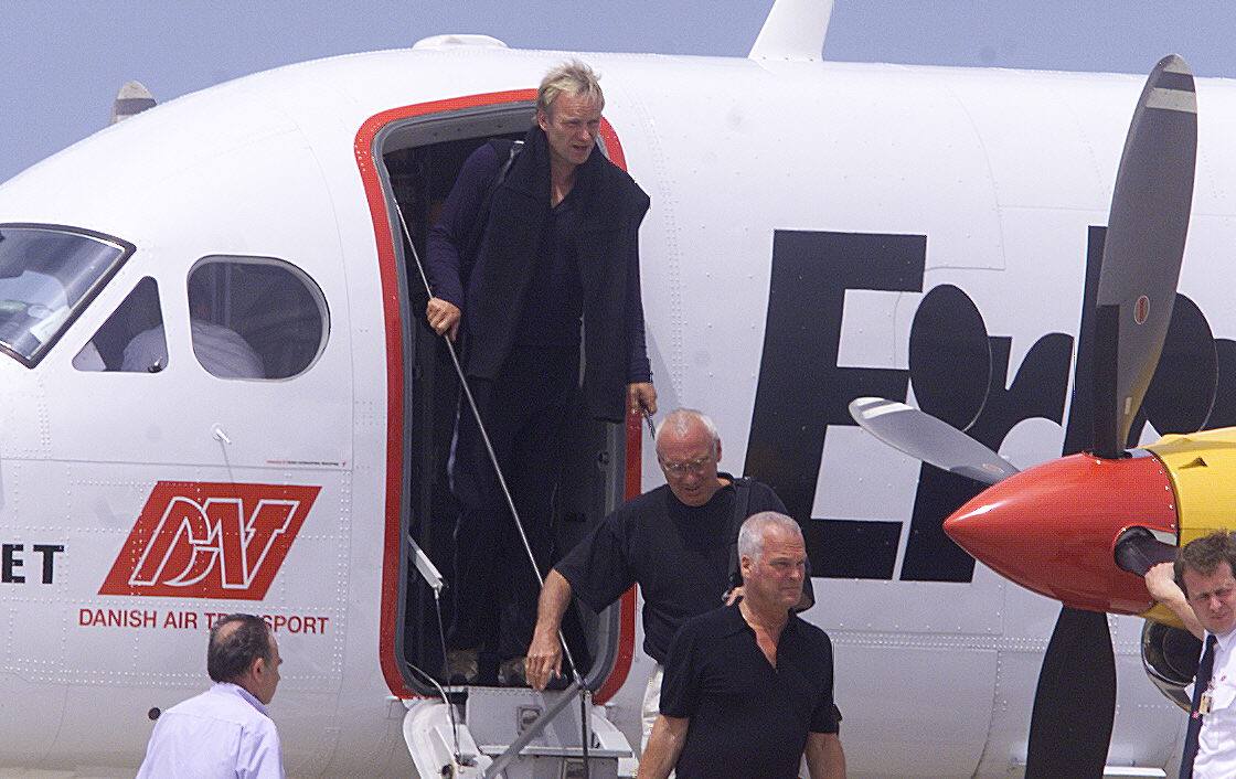 01.06.00 El cantante británico Sting aterriza con su jet privado en Villanubla.