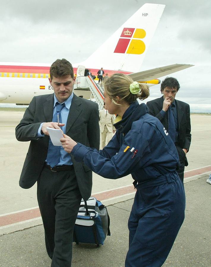 30.03.03 Casillas firma autógrafos en el aeropuerto de Villanubla donde la selección española hizo escala con destino a León.