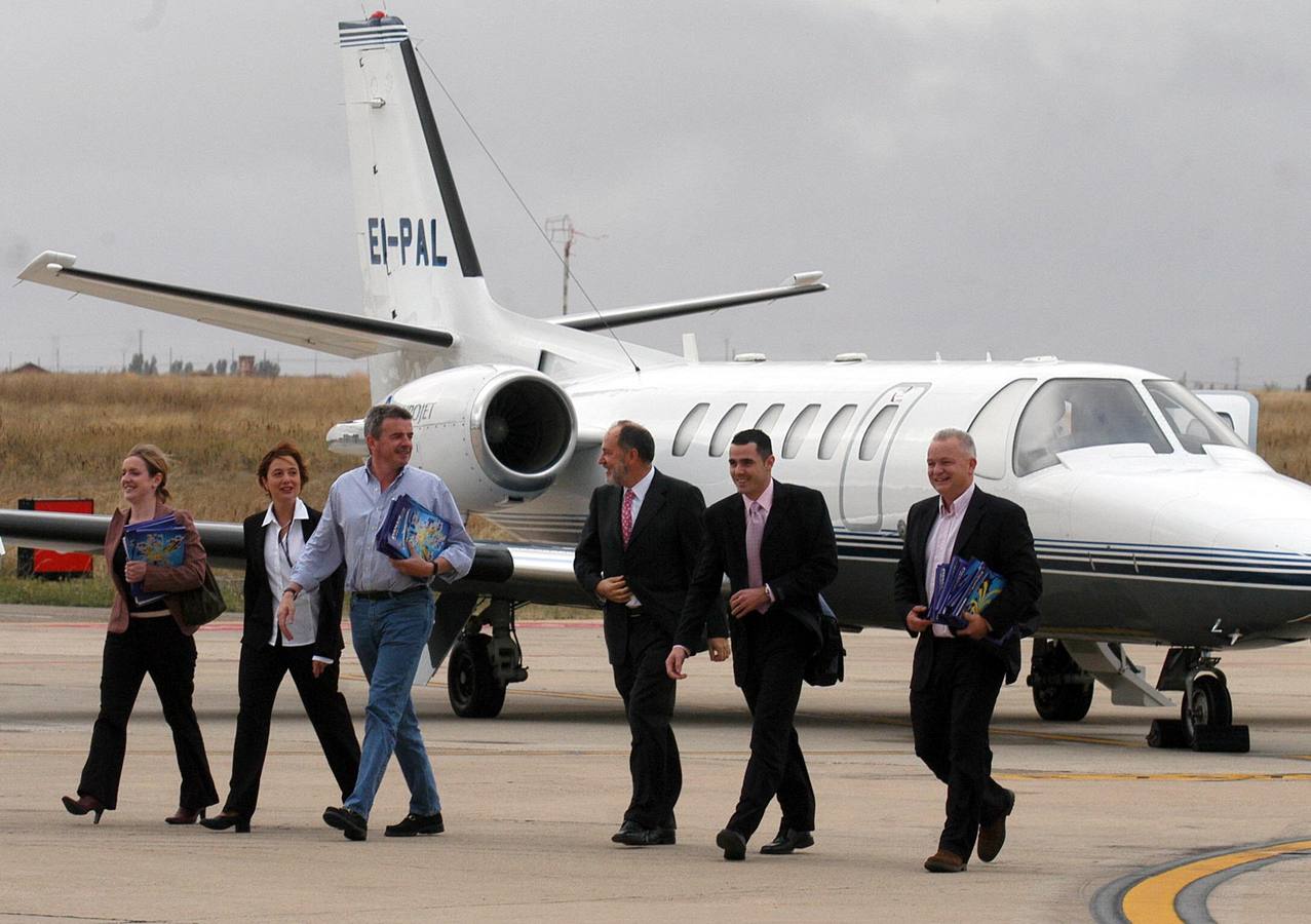 03.10.03 Delegación de la aerolínea Ryanair a su llegada al aeropuerto de Villanubla.