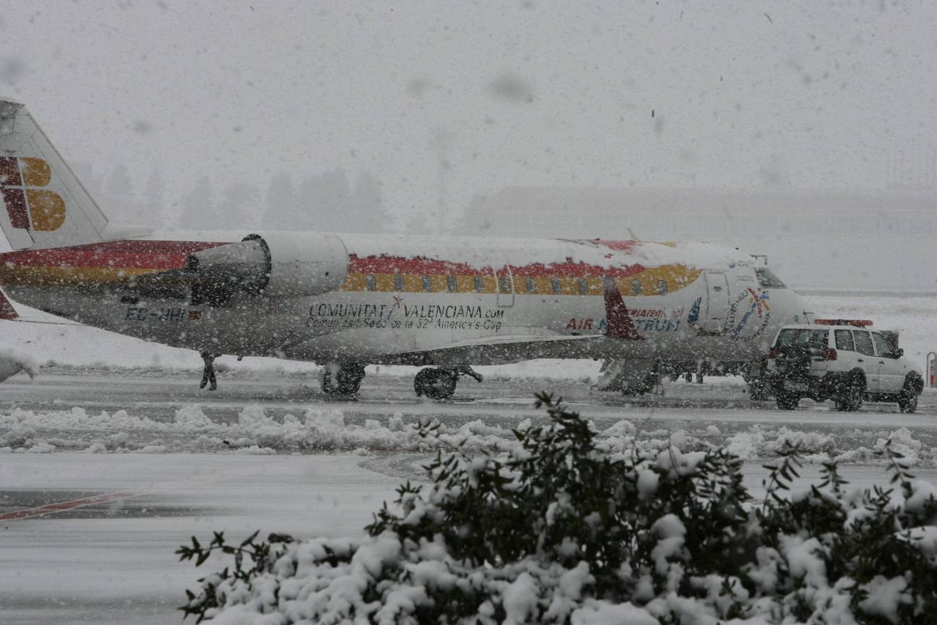 25.02.06 Un avión de la compañía Iberia espera en la pista del aeropuerto de Villanubla durante el temporal de frío y nieve.