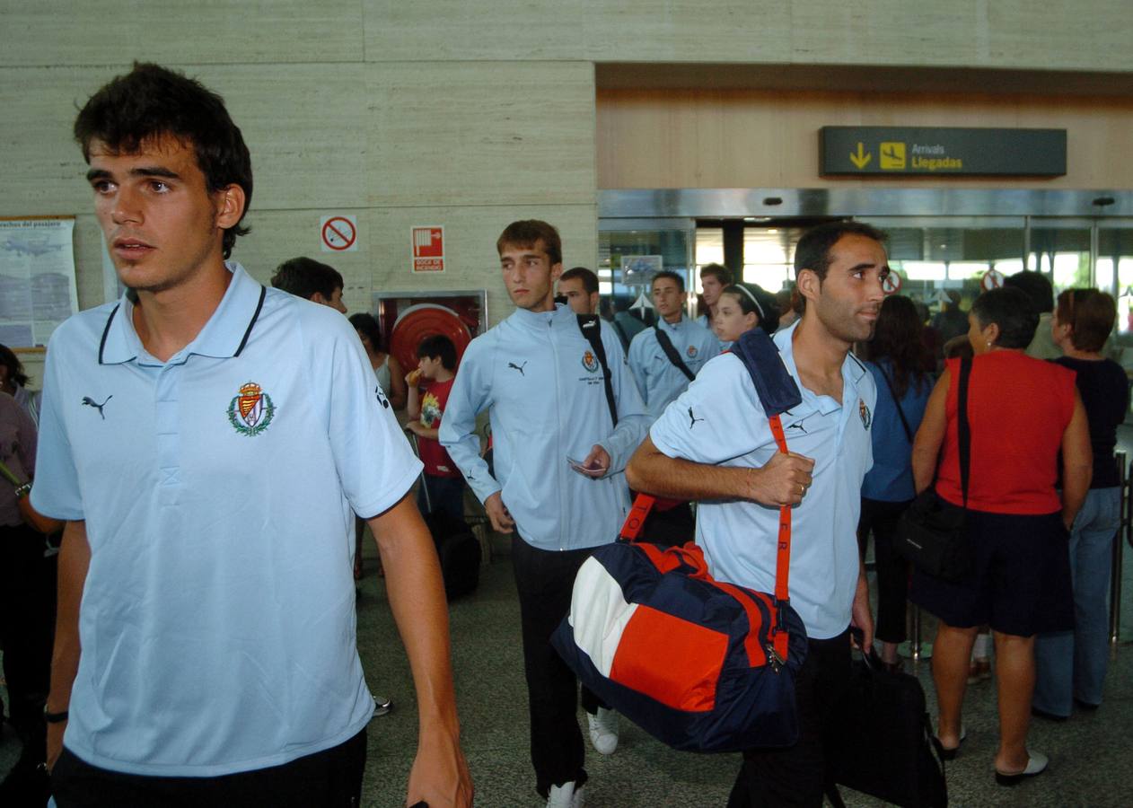 03.08.06 Los jugadores del Real Valladolid a su llegada al aeropuerto de Villanubla procedentes de Austria donde el club ha preparado la pretemporada.