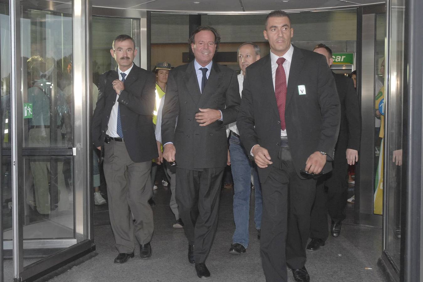 05.09.07 Julio Iglesias sale del aeropuerto de Villanubla, donde ha llegado esta tarde para ofrecer mañana su único concierto en España dentro de su gira mundial "Live".