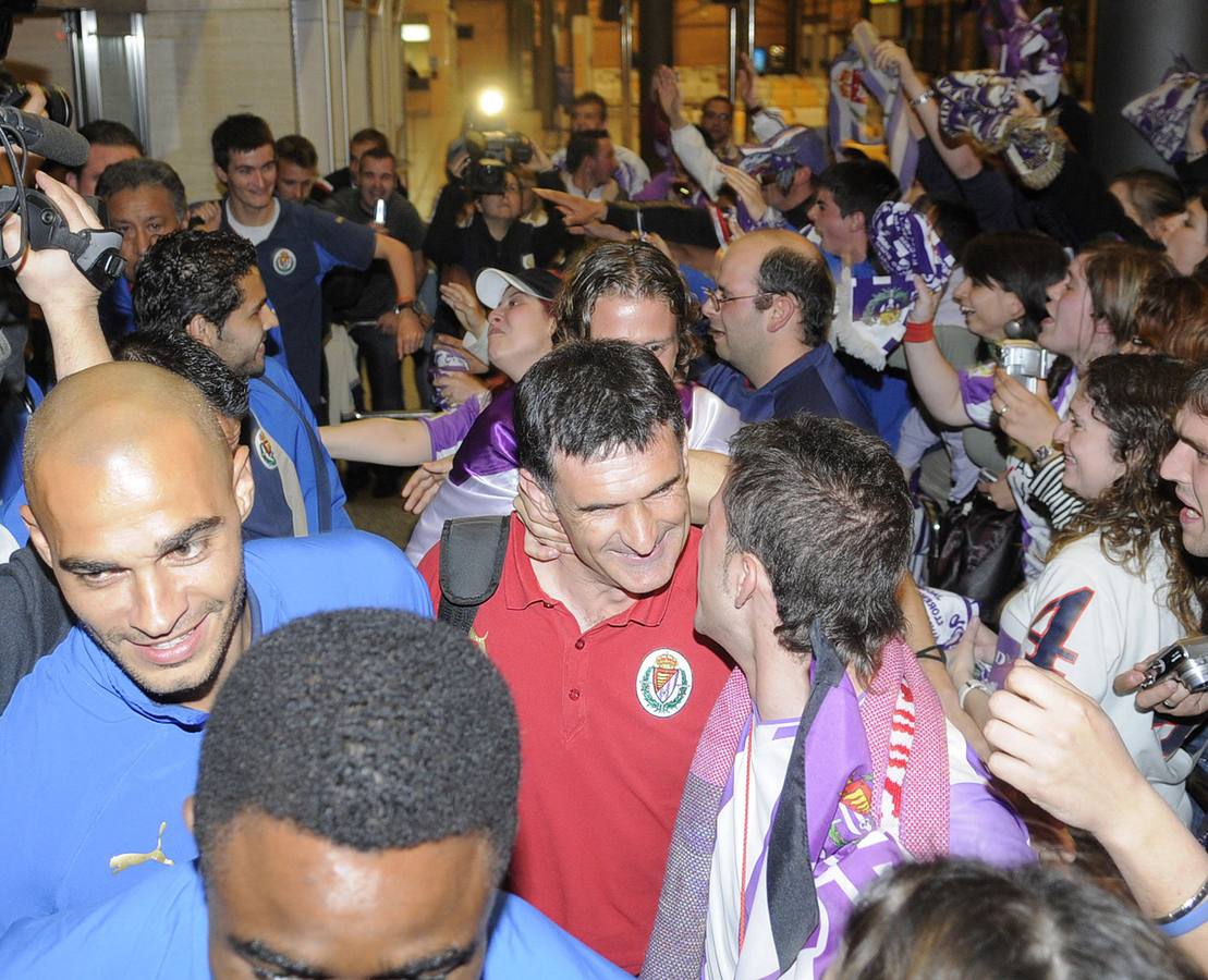 19.05.08 Un aficionado intentan abrazar a José Luis Mendilibar en el aeropuerto de Villanubla durante la celebracion de la permanencia del Real Valladolid en la Primera División de futbol ante el Recreativo de Huelva.