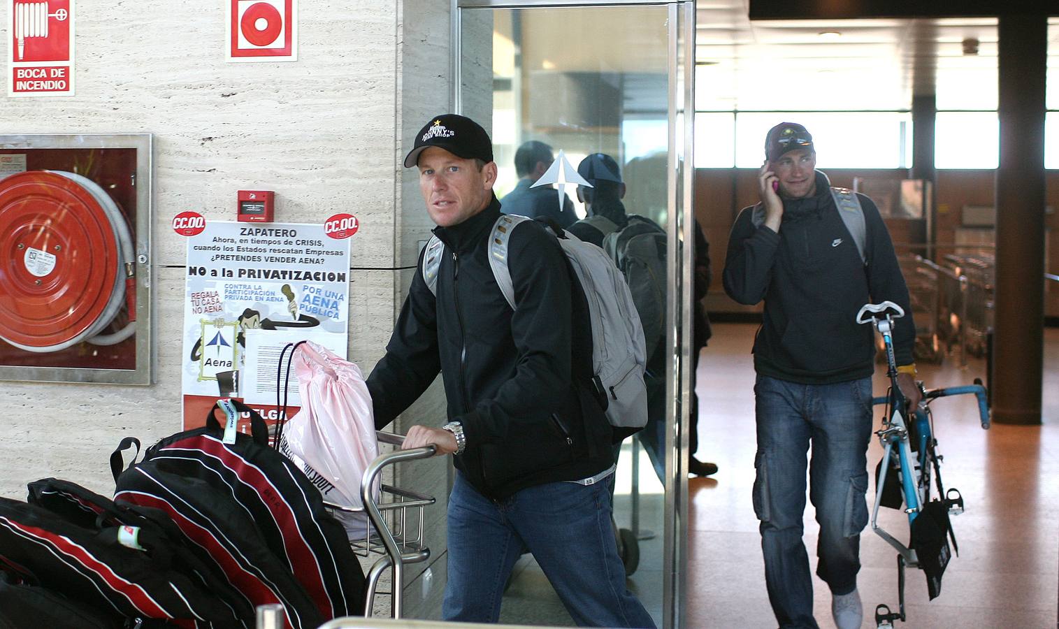 22.03.09 El ciclista Lance Armstrong, del Astaná, llega al aeropuerto de Villanubla para participar en la Vuelta a Castilla y León de ciclismo.