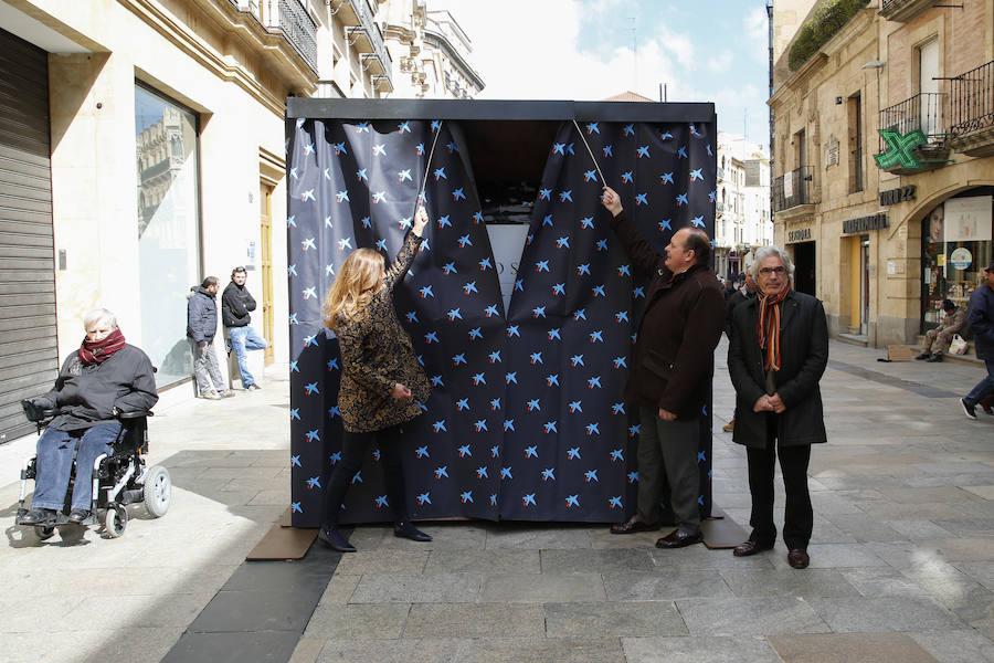 Una selección de 38 instantáneas de cinco lugares diferentes del planeta, apenas explorados por el ser humano, que se encuentra sobre grandes soportes metálicos en la plaza del Liceo y en la calle Toro