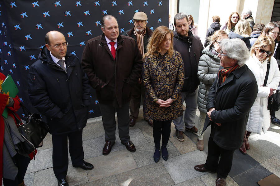 Una selección de 38 instantáneas de cinco lugares diferentes del planeta, apenas explorados por el ser humano, que se encuentra sobre grandes soportes metálicos en la plaza del Liceo y en la calle Toro