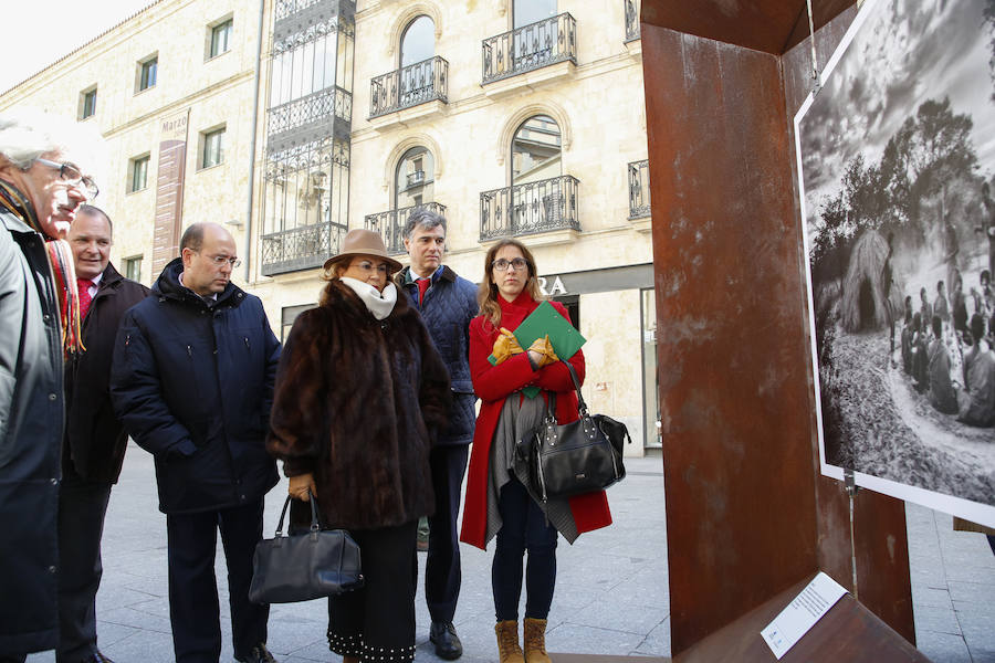 Una selección de 38 instantáneas de cinco lugares diferentes del planeta, apenas explorados por el ser humano, que se encuentra sobre grandes soportes metálicos en la plaza del Liceo y en la calle Toro