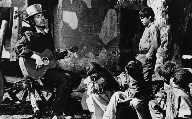 Dylan, en el personaje de ‘Alias’, interpreta una canción ante los niños que viven en el refugio de Billy.
