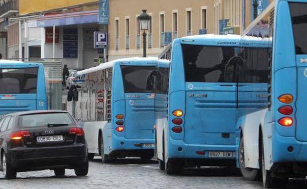 Autobuses urbanos en la plaza de Artillería. 
