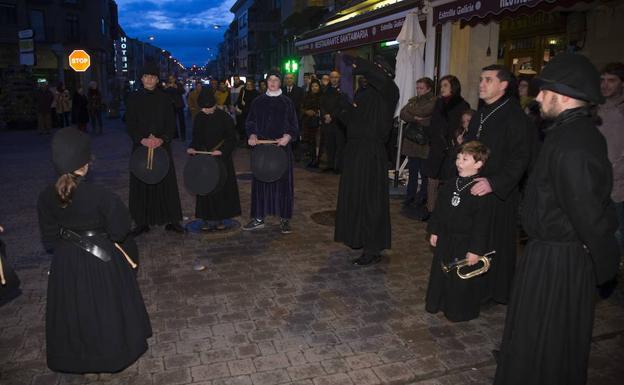 Tapetanes anunciando el pregón de la Semana Santa de Rioseco, que este año tendrá lugar este sábado. 