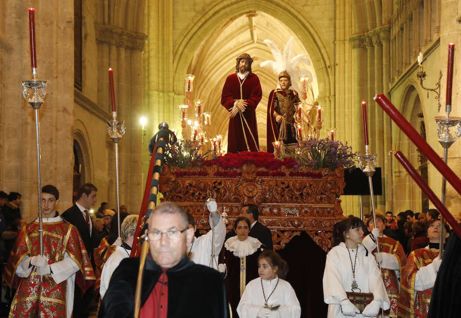 Fotos: La lluvia reduce a la catedral la primera procesión en Palencia