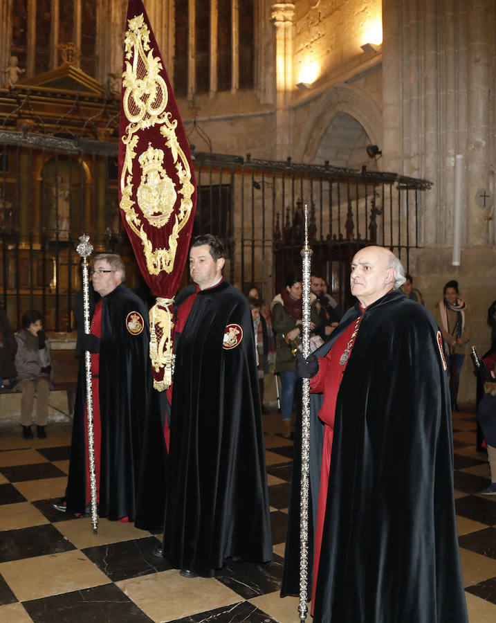 Fotos: La lluvia reduce a la catedral la primera procesión en Palencia