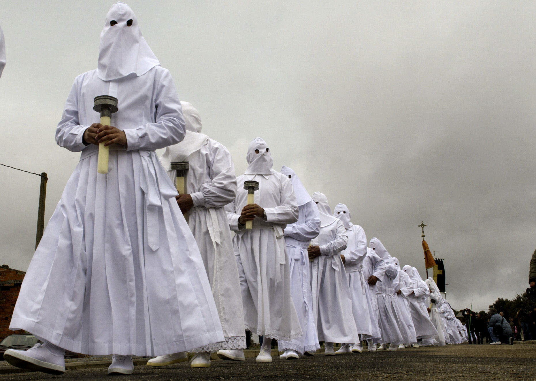 Bercianos de Aliste (Zamora). La cofradía que sigue existiendo es la del Santo Cristo de la Cruz (o del Santísimo Entierro), de gran antigüedad. Esta Semana Santa no tiene impresionantes imágenes de gran valor artístico realizadas por afamados escultores, ni espectaculares procesiones,… pero lo que sí existe es una gran austeridad, una vivencia, en estos especiales días para los cristianos, de la fe, y una fuerte voluntad de revivir y conservar las antiquísimas tradiciones.