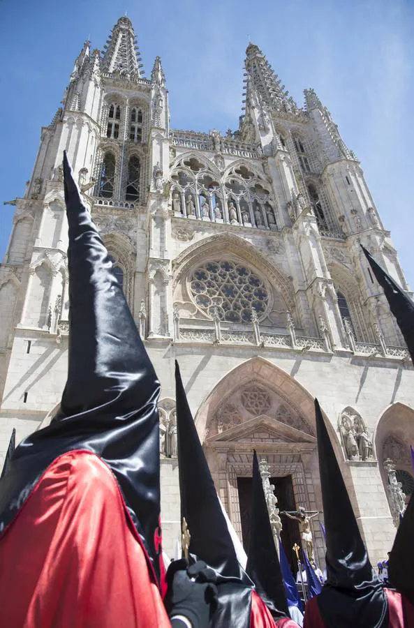 Burgos. La mayoría de las cofradías que intervienen tienen su origen en la Edad Media, estando asociadas a algún gremio laboral: plateros, zapateros, yeseros, hortelanos, curtidores, etc.