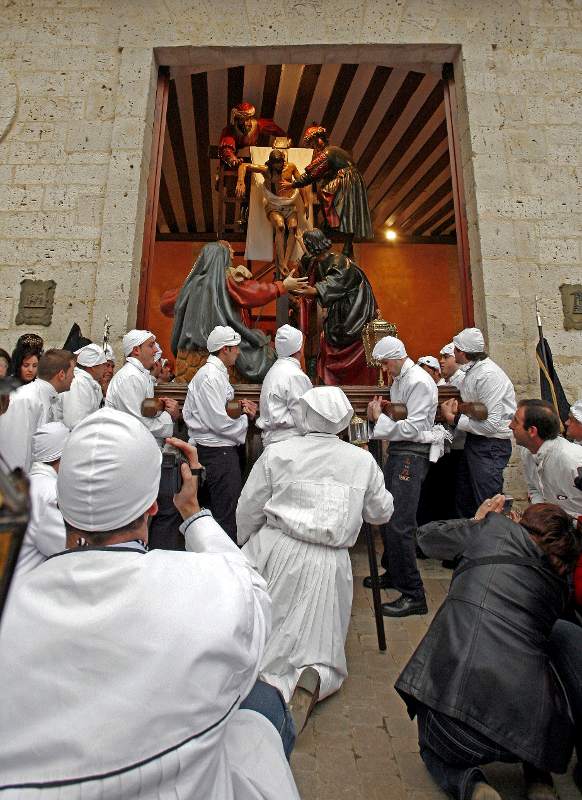 Medina de Rioseco (Valladolid). Las primeras cofradías penitenciales riosecanas nacieron al amparo de los franciscanos en el convento de la localidad en el XV. Todos los pasos son portados a hombros por los hermanos entre las angostas y medievales calles de la localidad. Impresiona especialmente la salida de los llamados 'Pasos Grandes', conocidos popularmente como 'El Longinos' y 'La Escalera'.