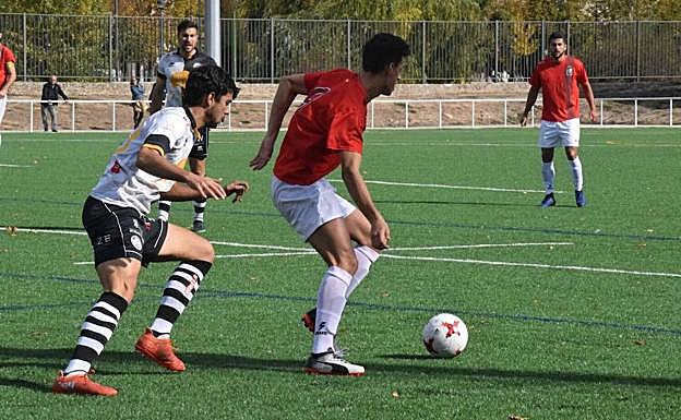 Carlos de la Nava presiona a un rival en el partido de la primera vuelta ante el Real Burgos.