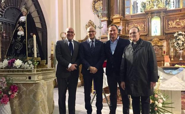 Jesús Julio Carnero y Ramiro Ruiz Medrano, el pregonero, junto al alcalde y el párroco de Carpio antes de la apertura de la Semana Santa.