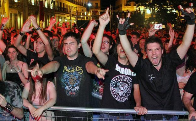 Unos jóvenes en primera fila de un concierto de una edición anterior de las ferias de Segovia. 