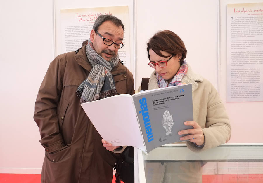 Javier Moreda y Rosalía Serrano inspeccionan el trabajo que da pie a su aportación. 