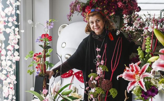 La vicepresidenta de la Asociación de Floristas de España, Maria de los Ángeles Fernández, en su floristería de Carrizo de la Ribera (León). 