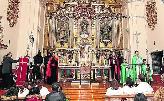 Varios cofrades custodian la imagen del Cristo de la Buena Muerte, ayer, en el interior del convento de San José, de donde no pudo salir la procesión. 