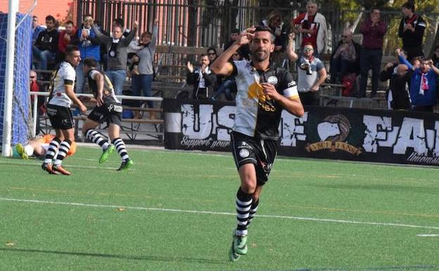 Chuchi celebra su tanto ante el Real Burgos en el partido de la primera vuelta en San Amaro.