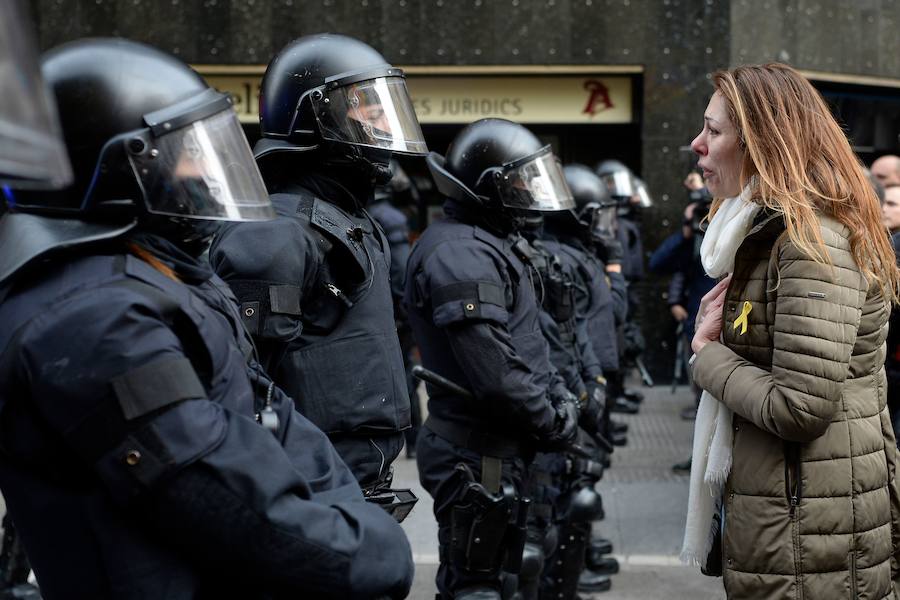 La concentración independentista que tiene lugar frente a la Delegación del Gobierno en Barcelona ha vivido momentos de tensión entre centenares de manifestantes y los agentes antidisturbios de los Mossos d'Esquadra que conforman el perímetro de seguridad.