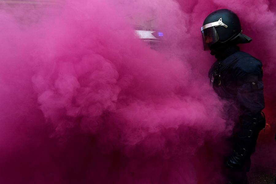 La concentración independentista que tiene lugar frente a la Delegación del Gobierno en Barcelona ha vivido momentos de tensión entre centenares de manifestantes y los agentes antidisturbios de los Mossos d'Esquadra que conforman el perímetro de seguridad.