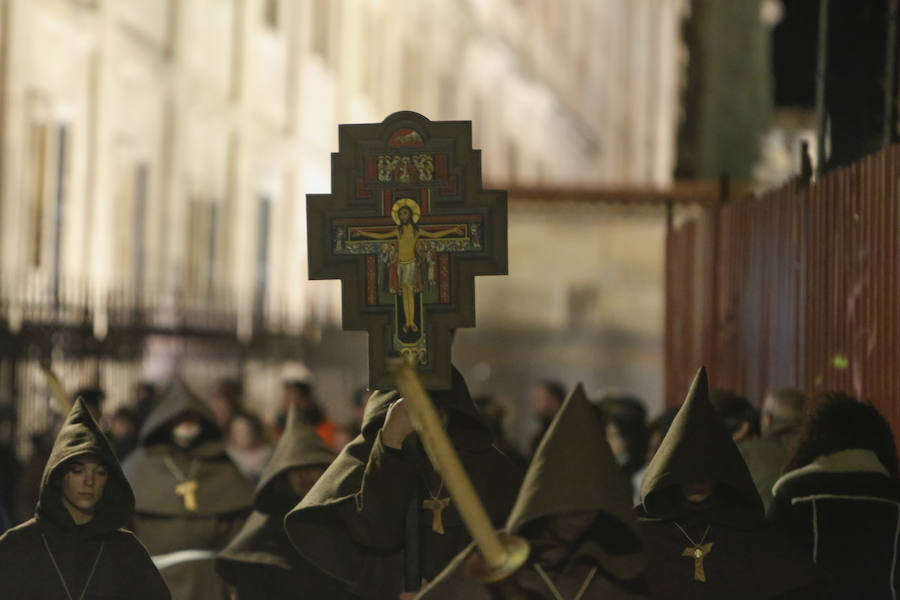 Fotos: Procesión del Sábado Santo del Cristo de la Humildad en Salamanca
