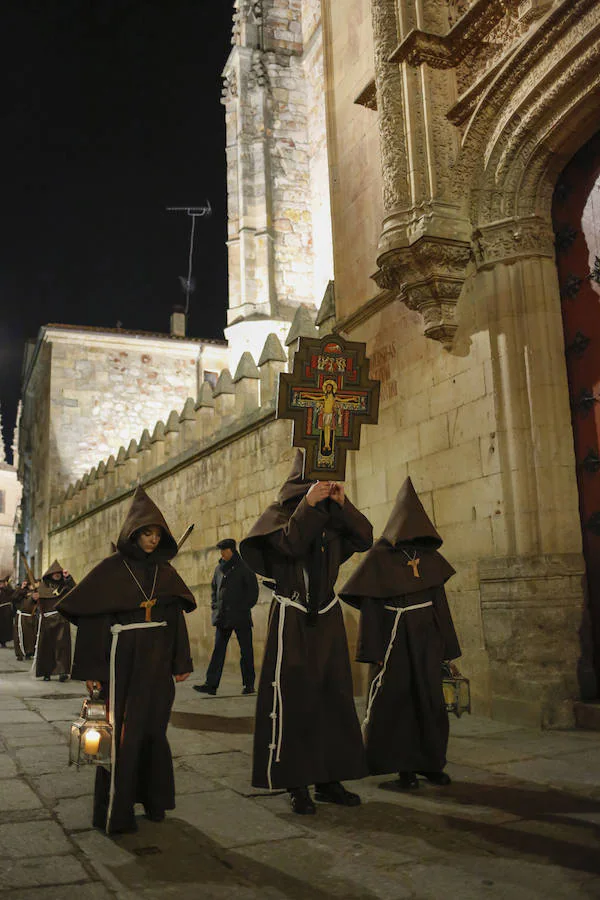 Fotos: Procesión del Sábado Santo del Cristo de la Humildad en Salamanca