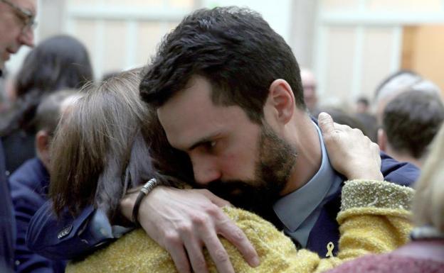 El presidente del Parlament, Roger Torrent, abraza a la esposa de Jordi Turull, Blanca Bragulat, tras la declaracion institucional que Torrent ha realizado en en el auditorio del Parlament, 