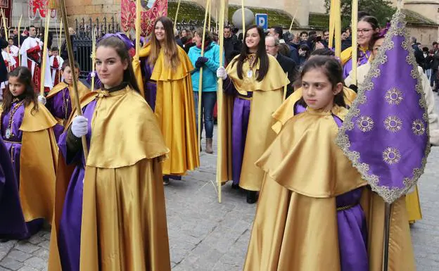 Sección infantil de la Cofradía del Cristo del Mercado durante la procesión de La Borriquilla celebrada este domingo. 