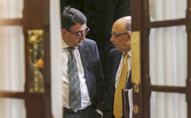 El ministro de Hacienda, Cristóbal Montoro, dialoga con el portavoz del PNV en el Congreso, Aitor Esteban.