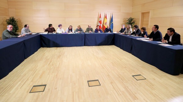 Representantes de las plataformas en defensa del sistema público de pensiones de las distintas provincias de Castilla y León se reúnen con los grupos políticos de las Cortes. 