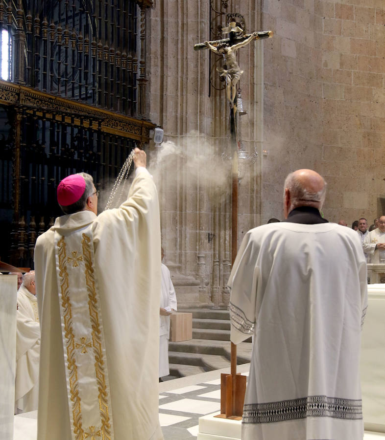Fotos: Misa Crismal en el altar mayor de la Catedral de Segovia