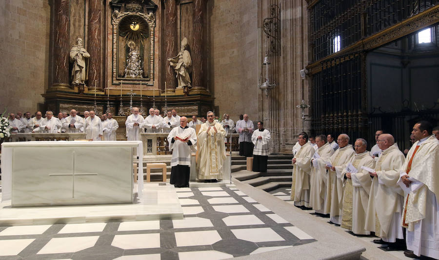 Fotos: Misa Crismal en el altar mayor de la Catedral de Segovia