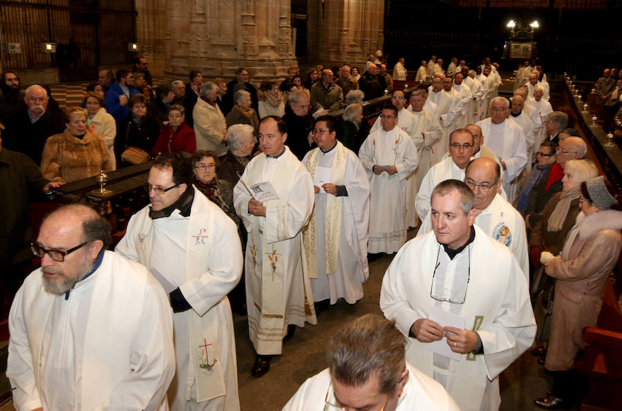 Fotos: Misa Crismal en el altar mayor de la Catedral de Segovia