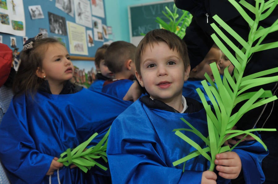 Fotos: Los alumnos del colegio Amor de Dios desfilan en su propia procesión de Semana Santa