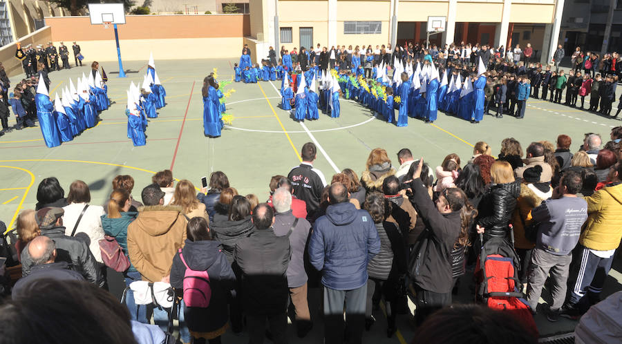 Fotos: Los alumnos del colegio Amor de Dios desfilan en su propia procesión de Semana Santa