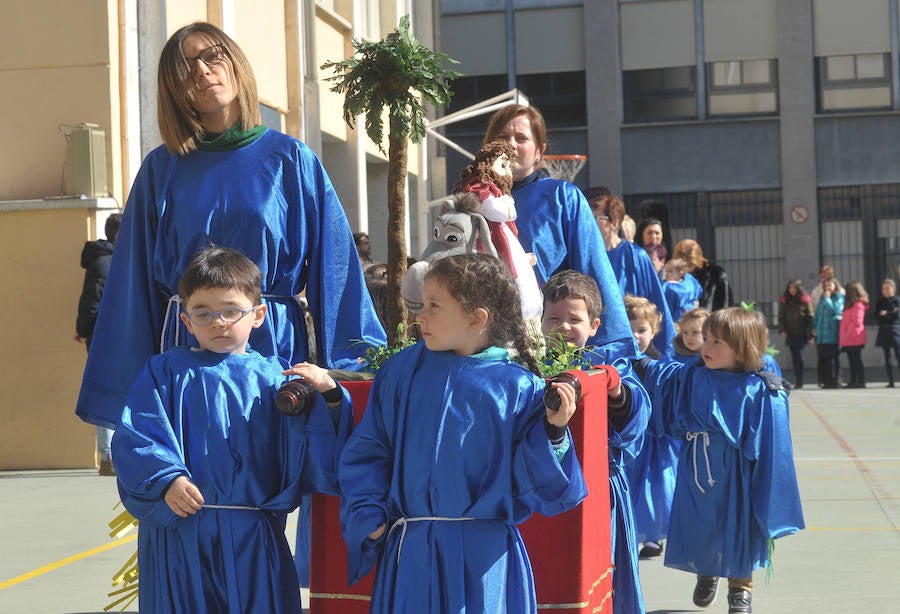 Fotos: Los alumnos del colegio Amor de Dios desfilan en su propia procesión de Semana Santa
