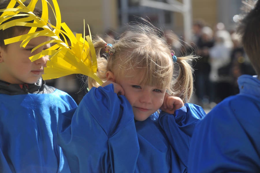 Fotos: Los alumnos del colegio Amor de Dios desfilan en su propia procesión de Semana Santa