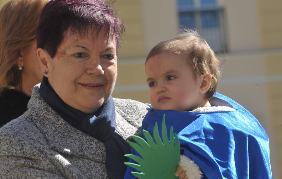 Fotos: Los alumnos del colegio Amor de Dios desfilan en su propia procesión de Semana Santa