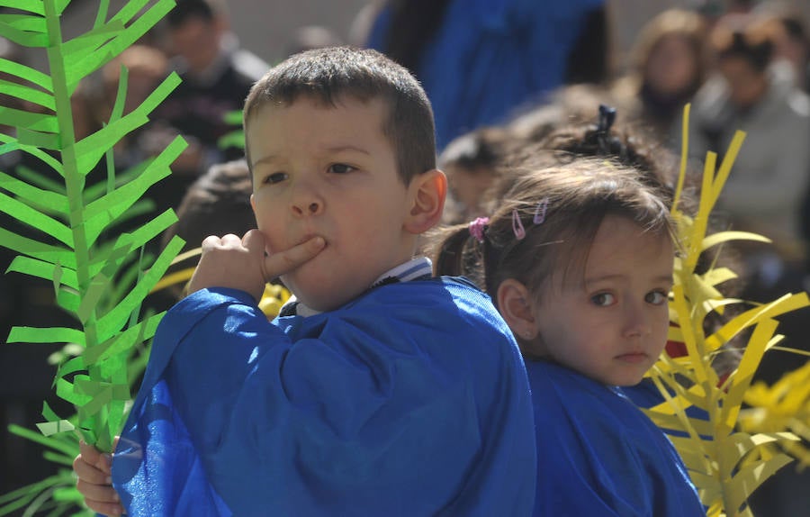 Fotos: Los alumnos del colegio Amor de Dios desfilan en su propia procesión de Semana Santa