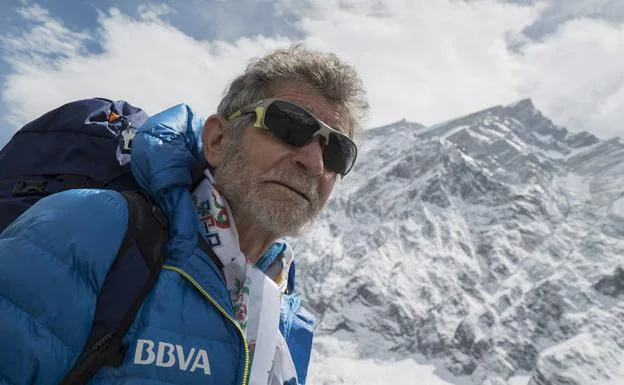 El alpinista abulense Carlos Soria en el último campamento antes de llevar a cabo el ataque a cumbre. 
