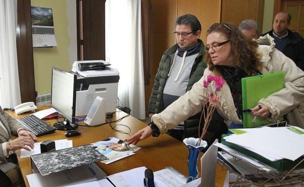 La exalcaldesa de Lantadilla Ana María Escudero entrega las llaves del Ayuntamiento, tras su dimisión en enero.