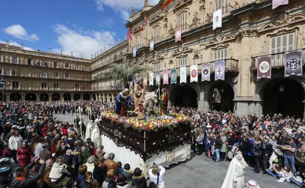 El paso de La Borriquilla, de Jesús Amigo de los Niños, a su paso por la Plaza Mayor, junto al Ayuntamiento. 